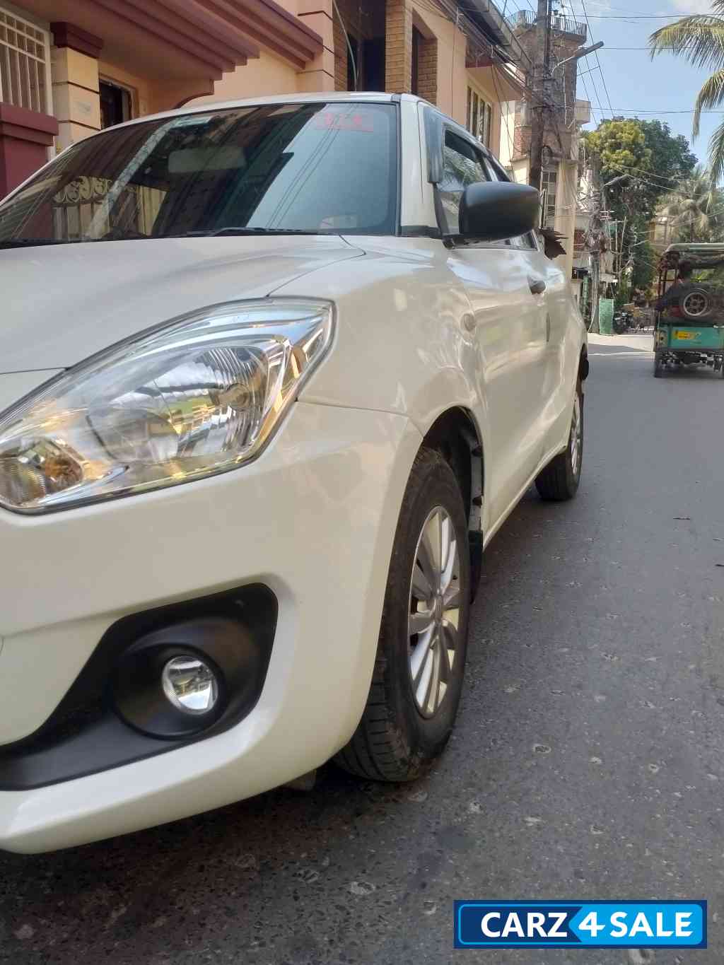 White Maruti Suzuki Swift LXI