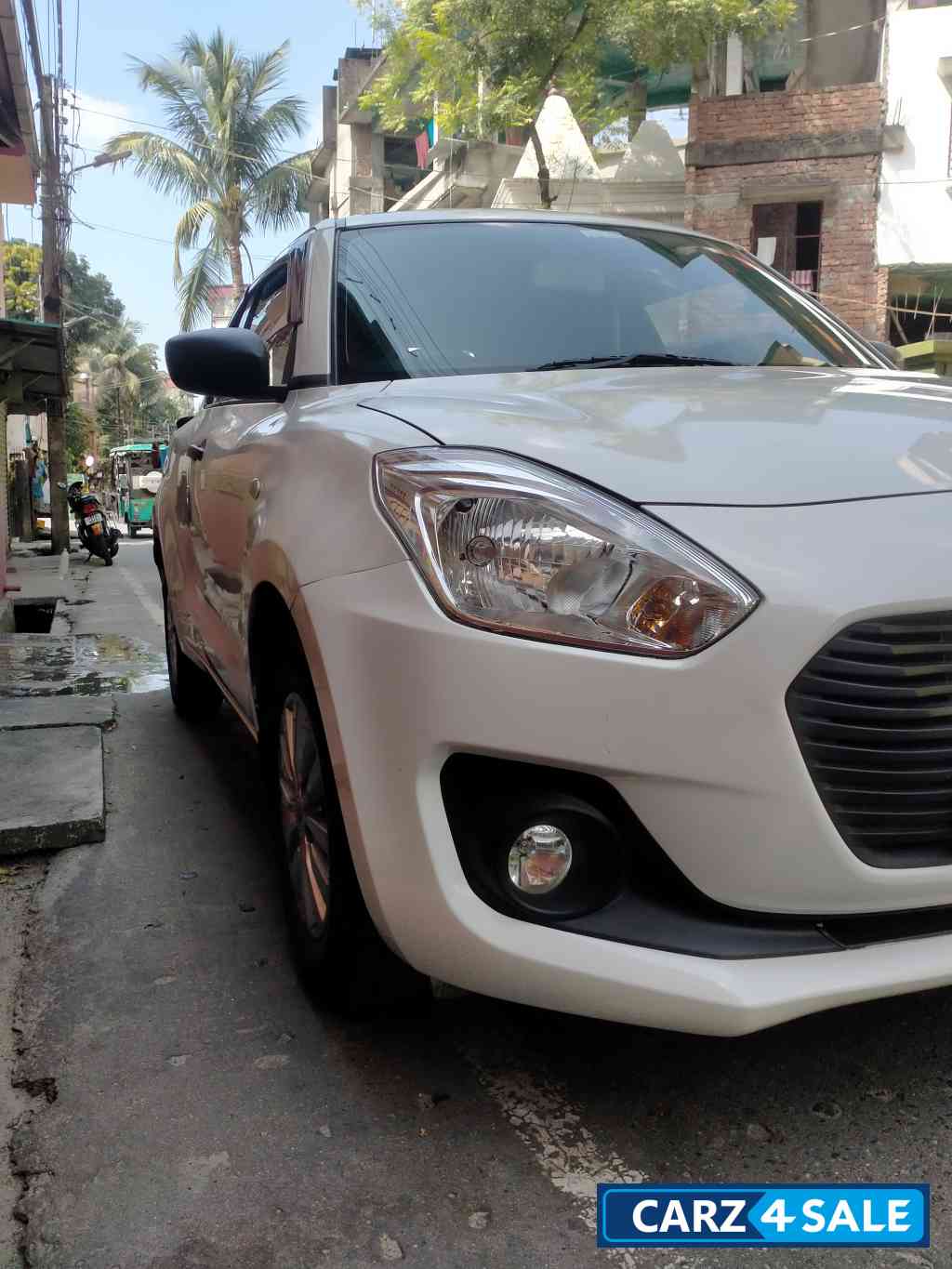 White Maruti Suzuki Swift LXI