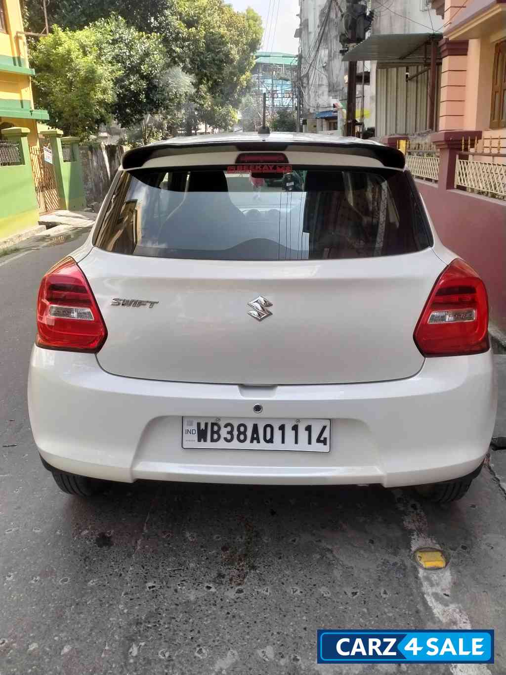 White Maruti Suzuki Swift LXI