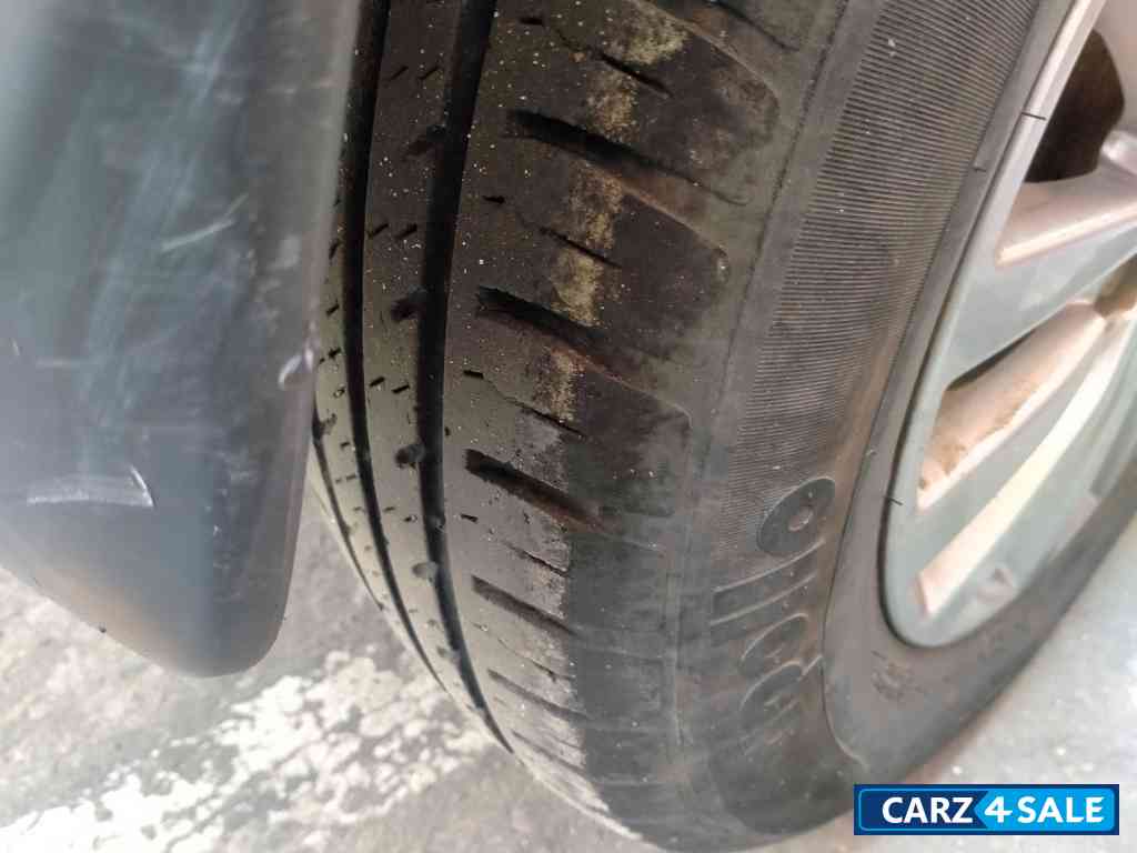 White Maruti Suzuki Swift LXI