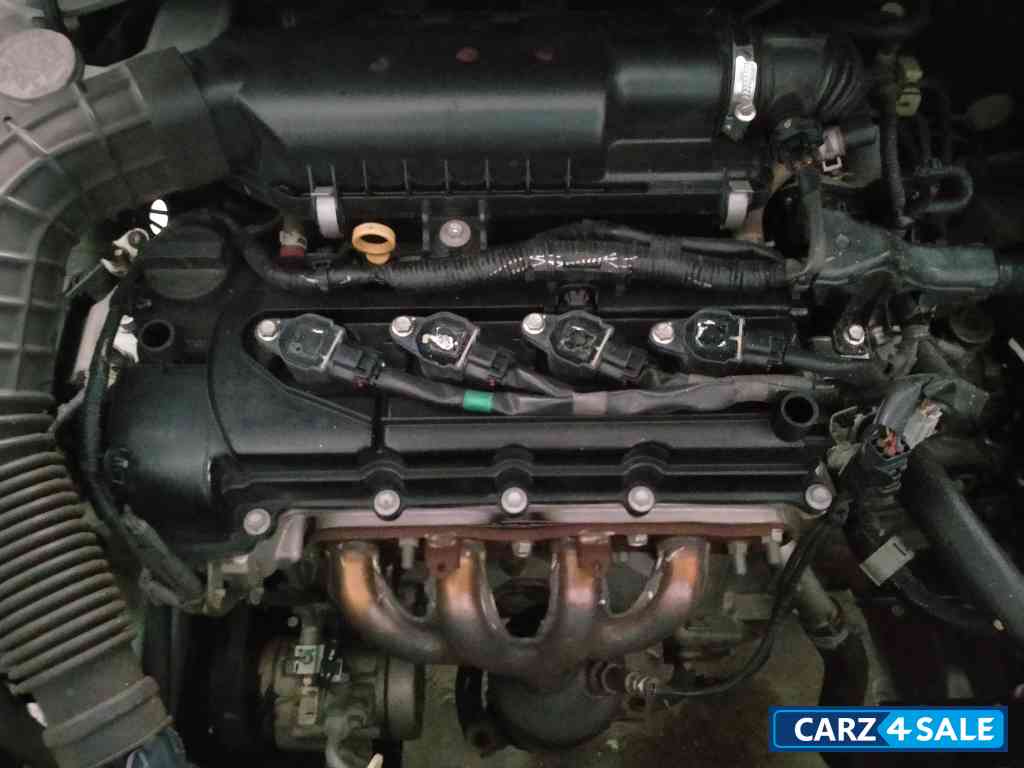 White Maruti Suzuki Swift LXI