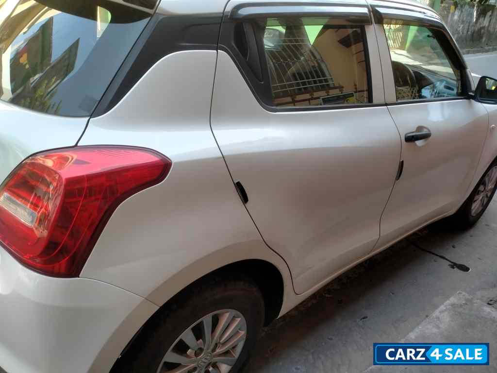 White Maruti Suzuki Swift LXI