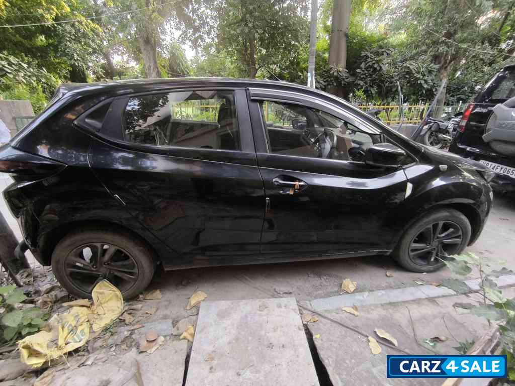 Cosmic Black Tata Altroz Xz plus iturbo dark edition