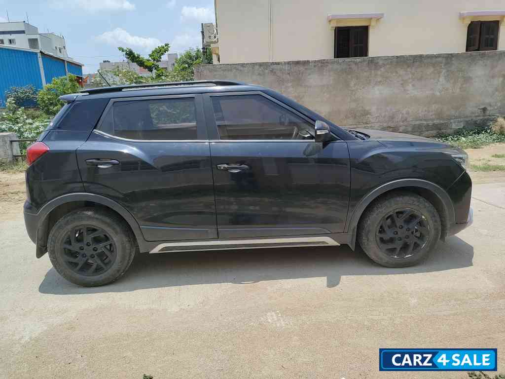 Napoli Black Mahindra XUV300 W8 (O) BSVI