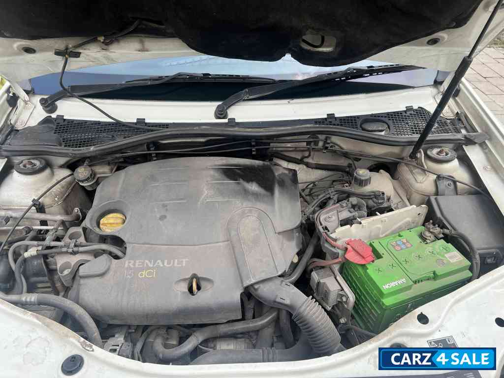 Pearl White Renault Duster 85bps