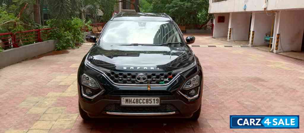 Black Tata Safari XT Plus Dark Edition