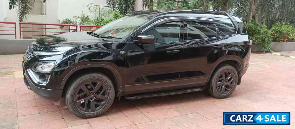 Black Tata Safari XT Plus Dark Edition