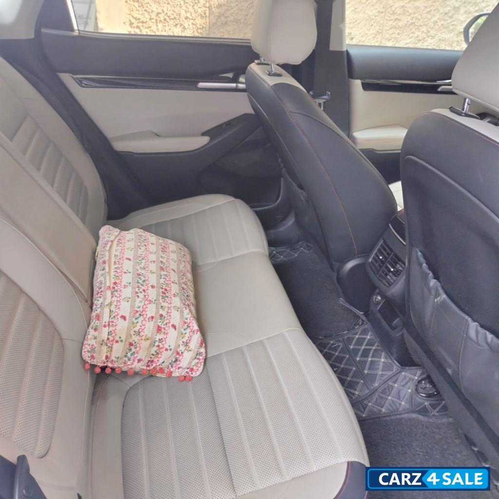 White Kia Seltos 1.4 7DCT GTX PLUS