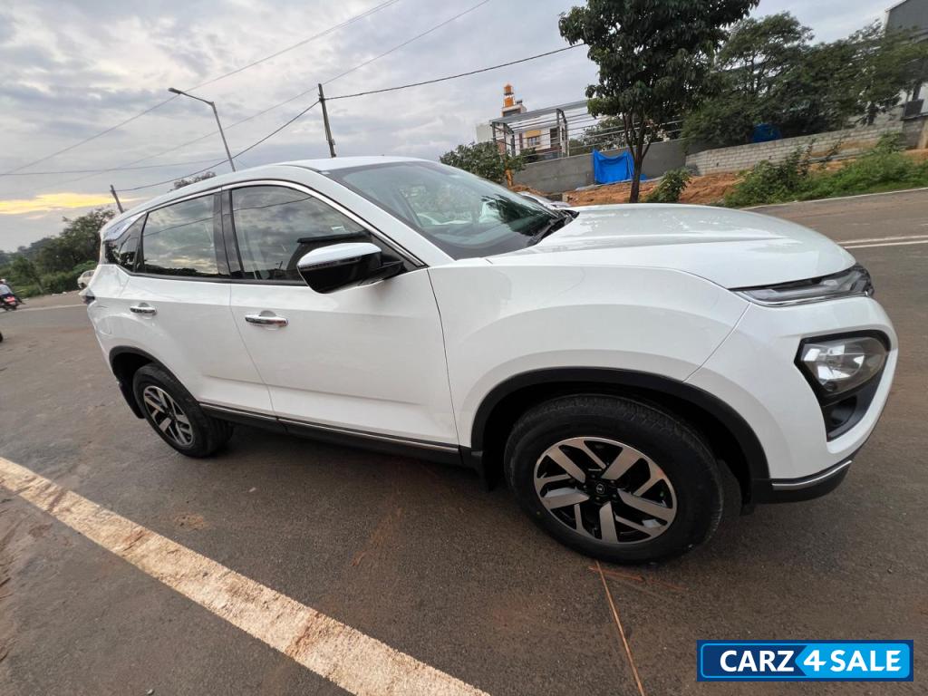 White Tata Harrier XZA+