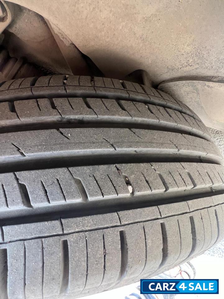 White Tata Harrier XZA+