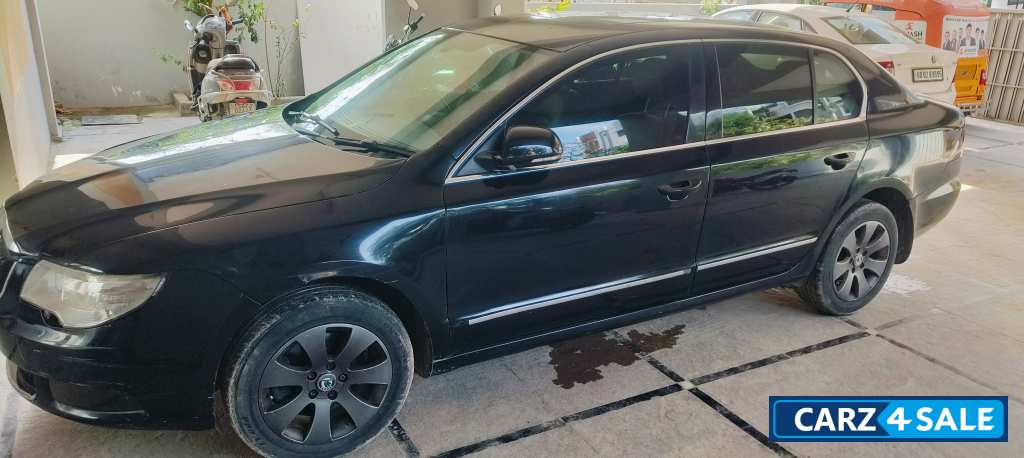 Black Skoda Superb Elegance