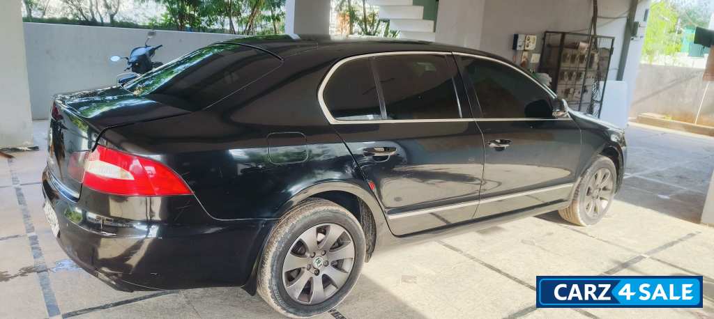 Black Skoda Superb Elegance