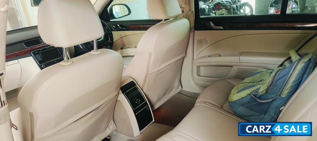 Black Skoda Superb Elegance