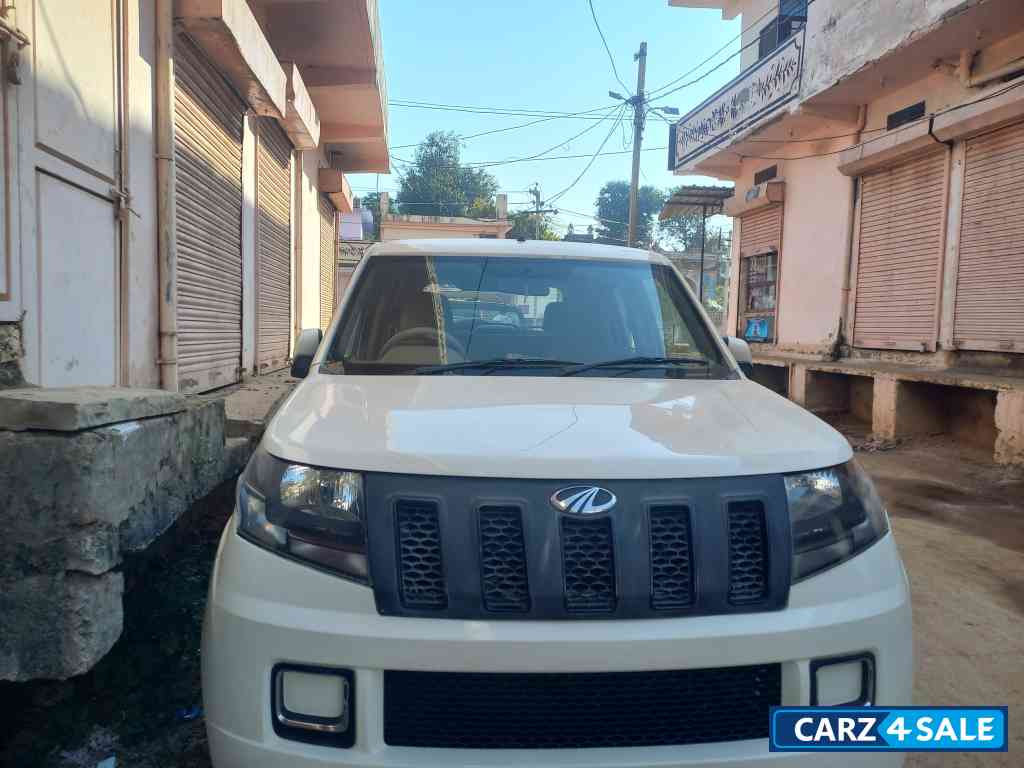 White Mahindra TUV300