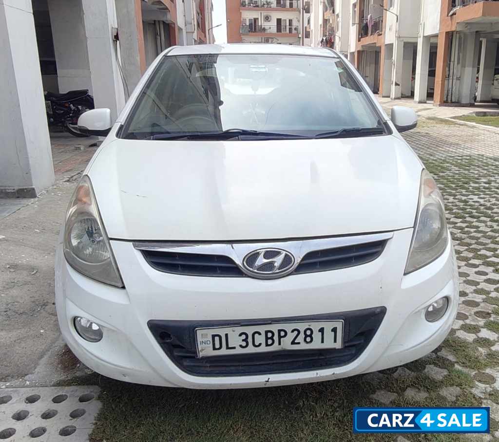 White Hyundai i20 Sports