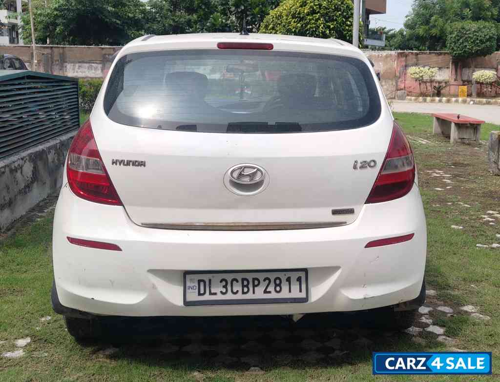 White Hyundai i20 Sports