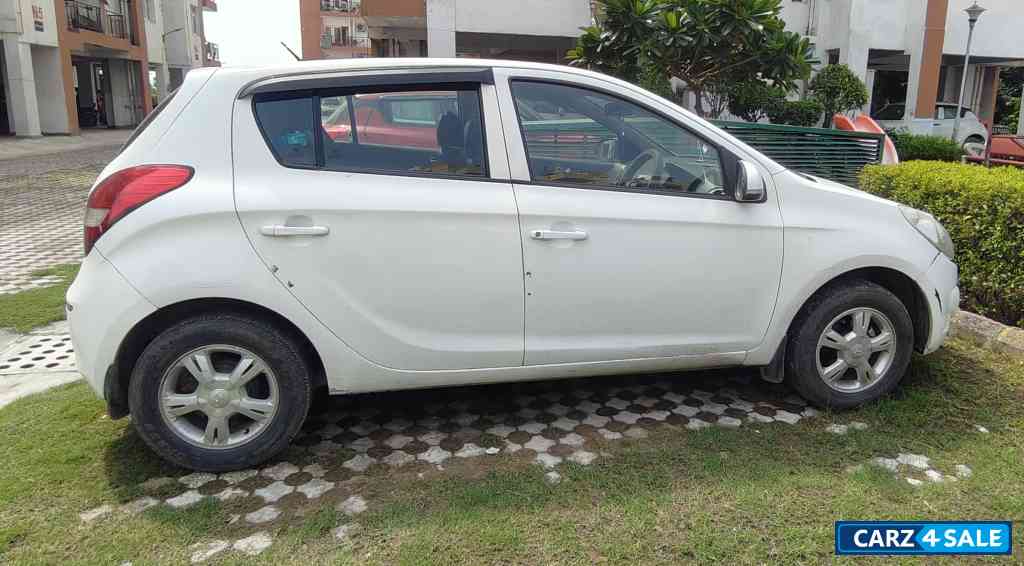 White Hyundai i20 Sports
