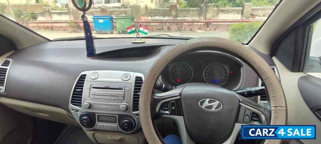 White Hyundai i20 Sports