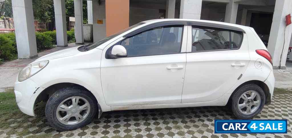 White Hyundai i20 Sports