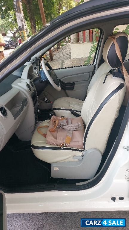 White Mahindra eVerito d2