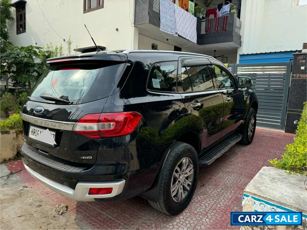 Black Ford Endeavour 4*4 titanium plus