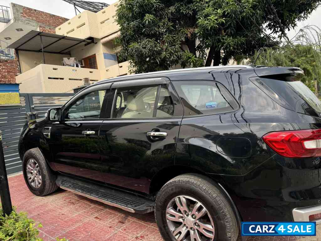 Black Ford Endeavour 4*4 titanium plus