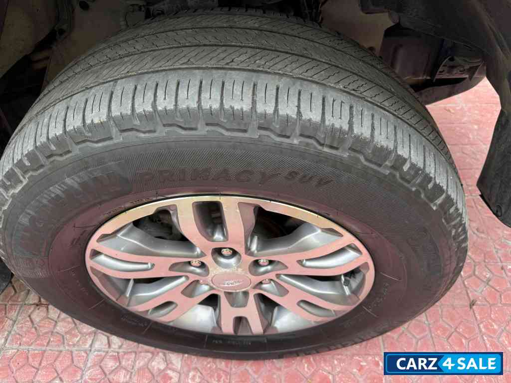 Black Ford Endeavour 4*4 titanium plus