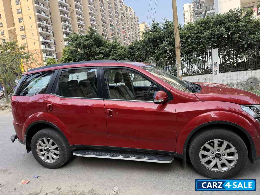 Red Mahindra XUV 500 W10 AT