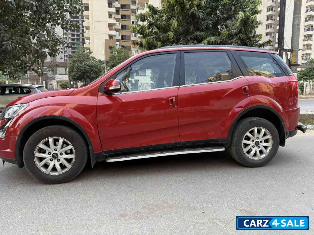 Red Mahindra XUV 500 W10 AT