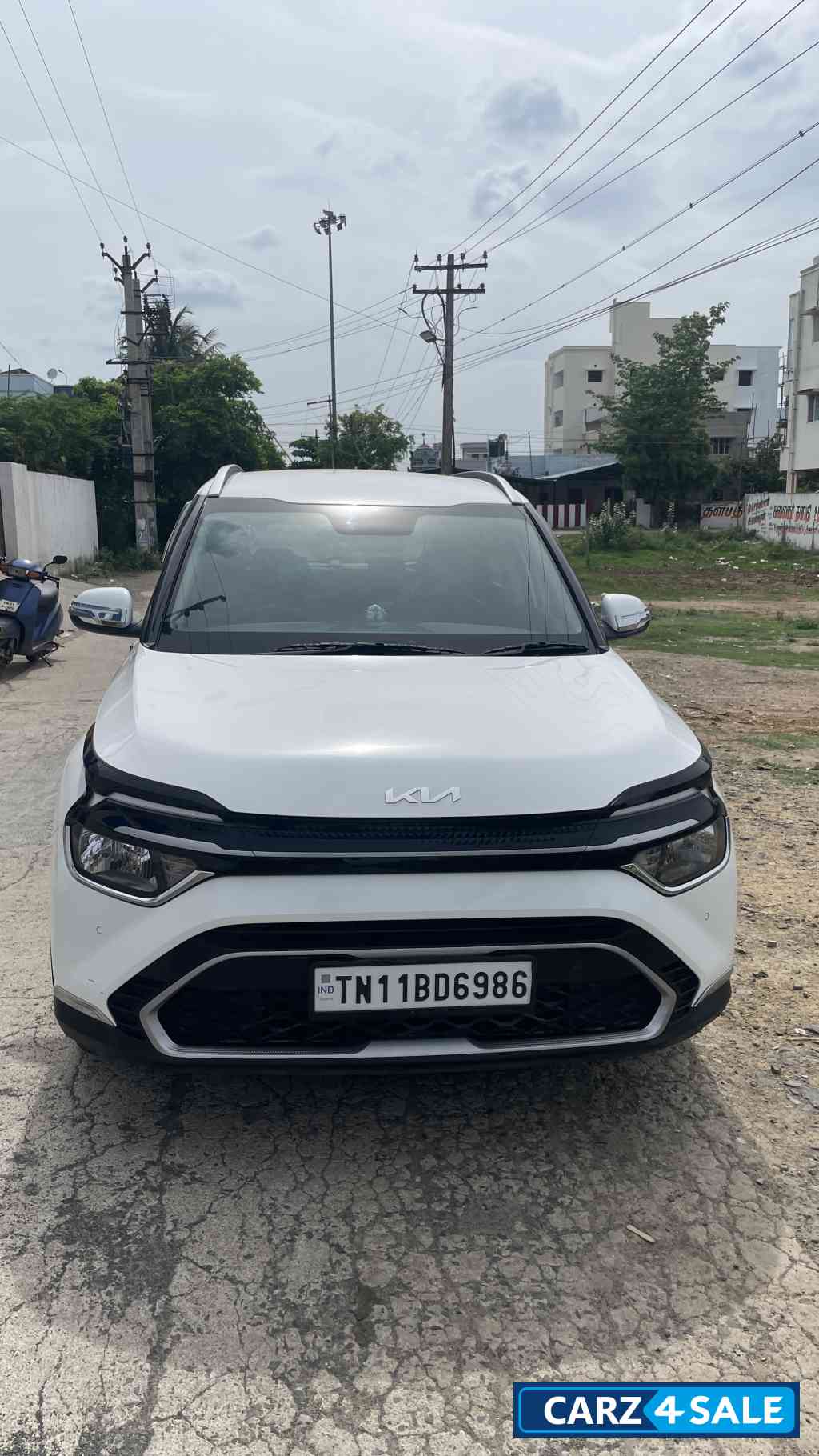 Glacier Pearl White Kia Carens Prestige 1.5 Petrol