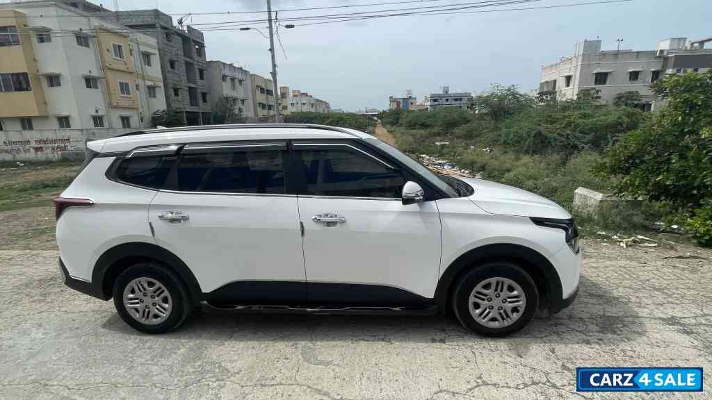 Glacier Pearl White Kia Carens Prestige 1.5 Petrol