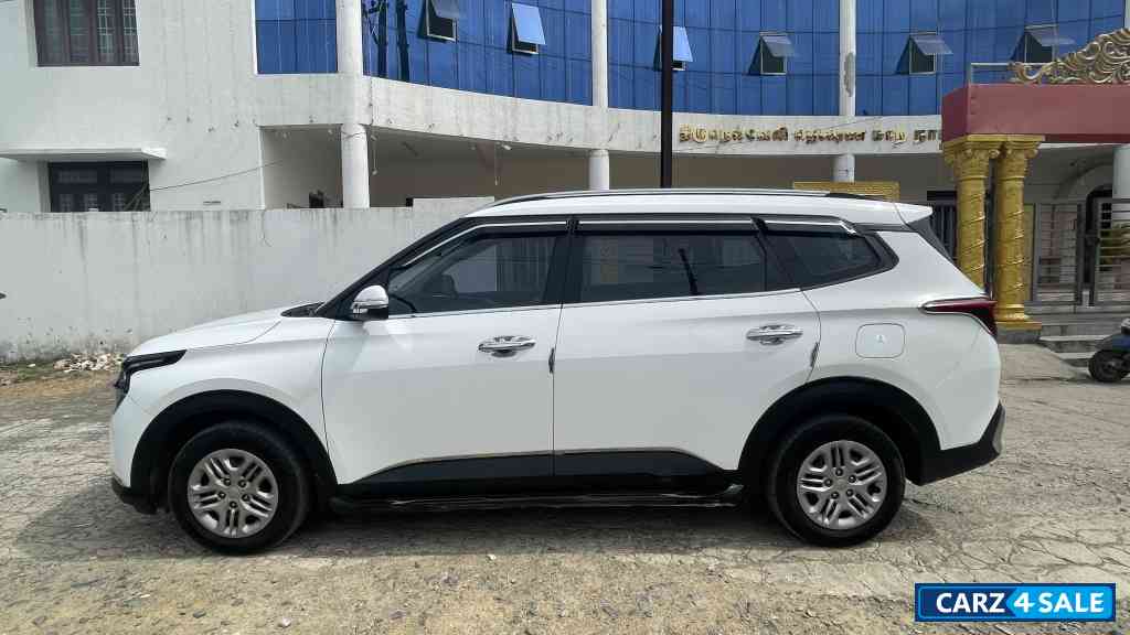 Glacier Pearl White Kia Carens Prestige 1.5 Petrol