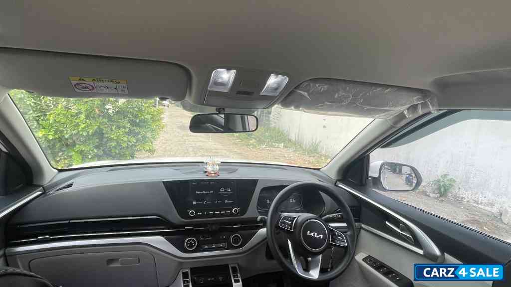 Glacier Pearl White Kia Carens Prestige 1.5 Petrol