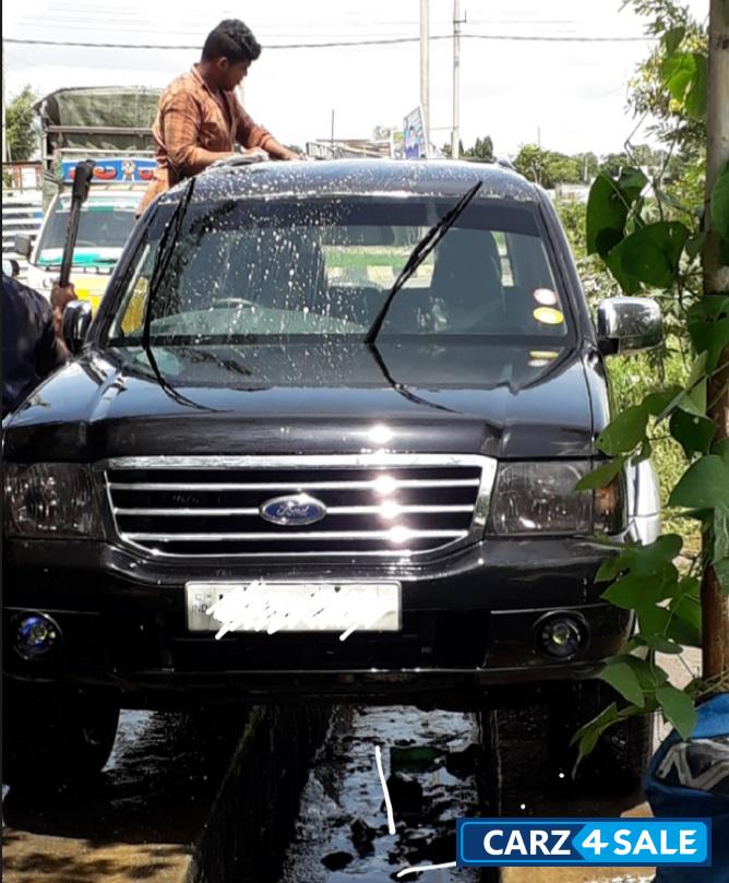 Black Ford Endeavour MT 2.5L 4×2