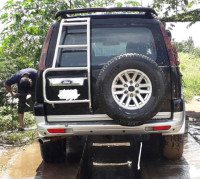 Black Ford Endeavour MT 2.5L 4×2