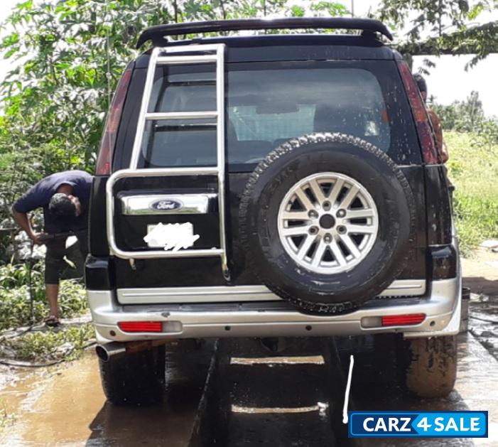 Black Ford Endeavour MT 2.5L 4×2