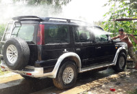 Black Ford Endeavour MT 2.5L 4×2