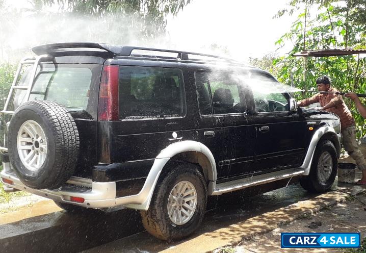 Black Ford Endeavour MT 2.5L 4×2