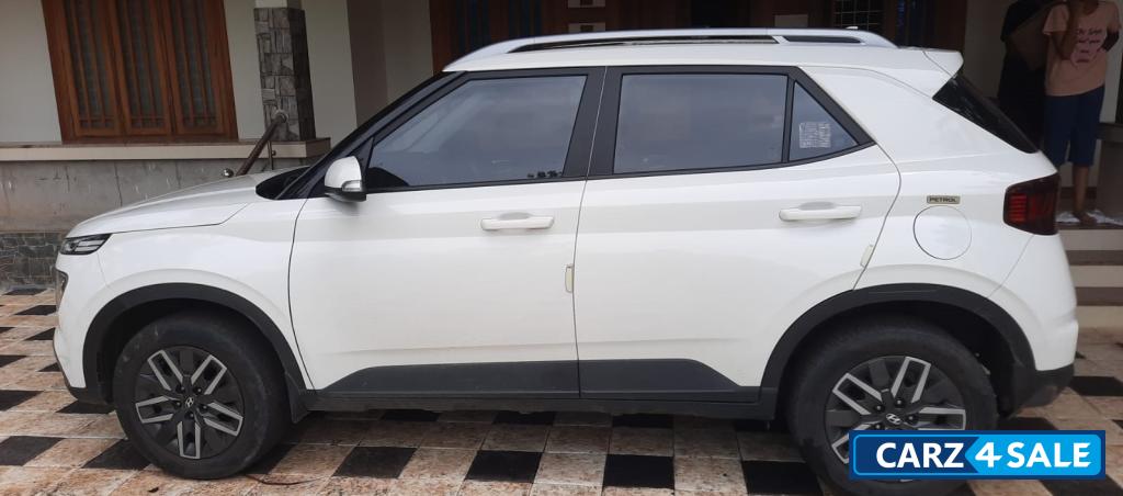 White Hyundai Venue 1.0L SX Turbo IMT