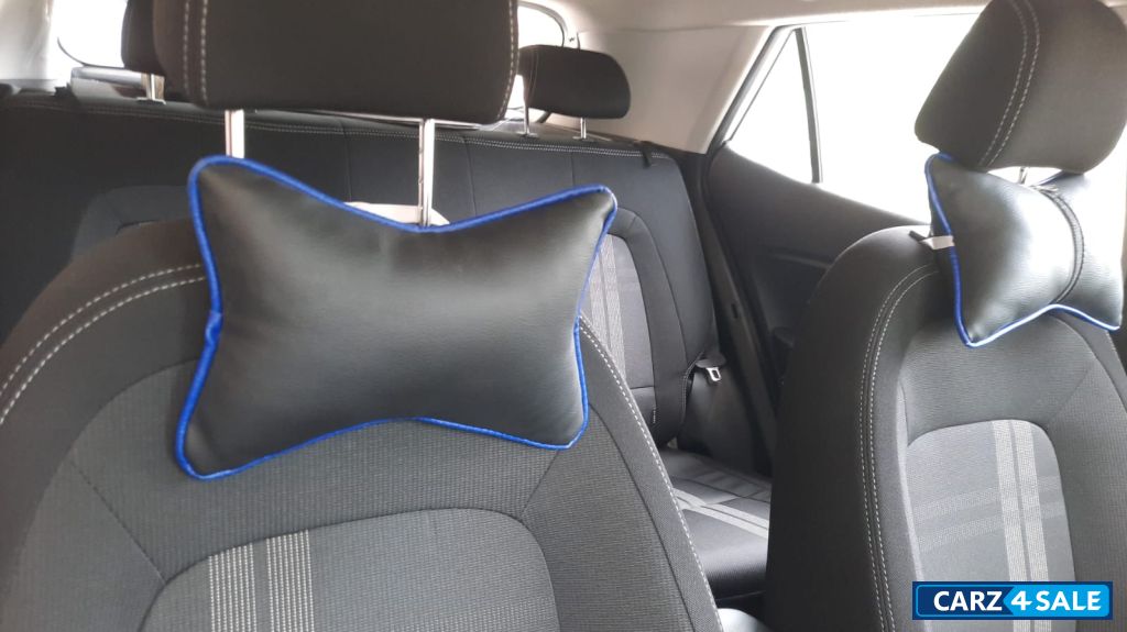 White Hyundai Venue 1.0L SX Turbo IMT