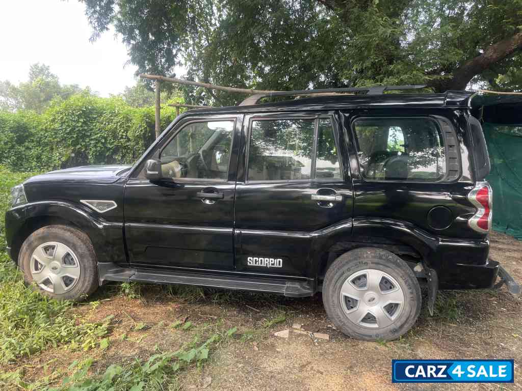 Black Mahindra Scorpio S9