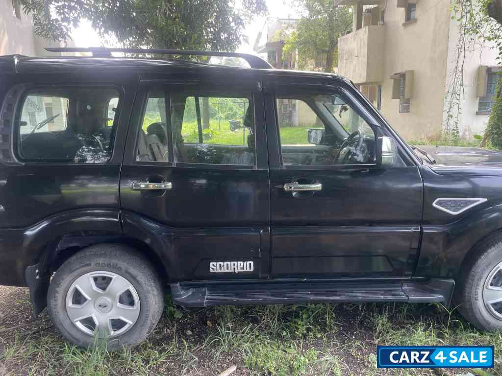 Black Mahindra Scorpio S9