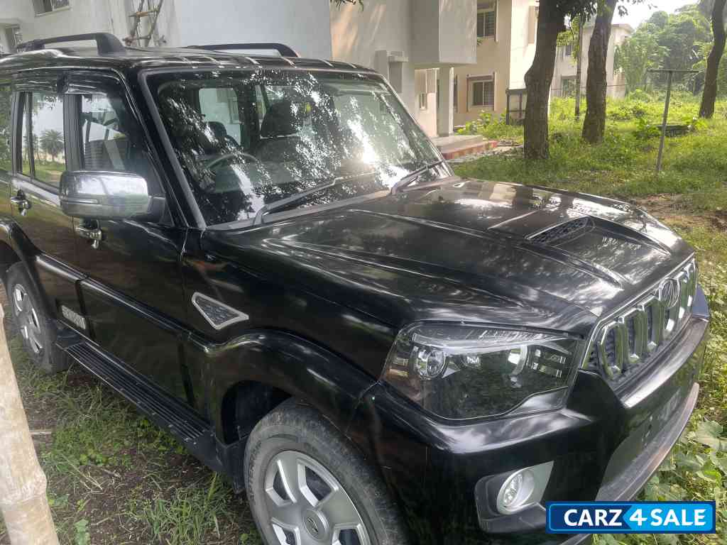 Black Mahindra Scorpio S9