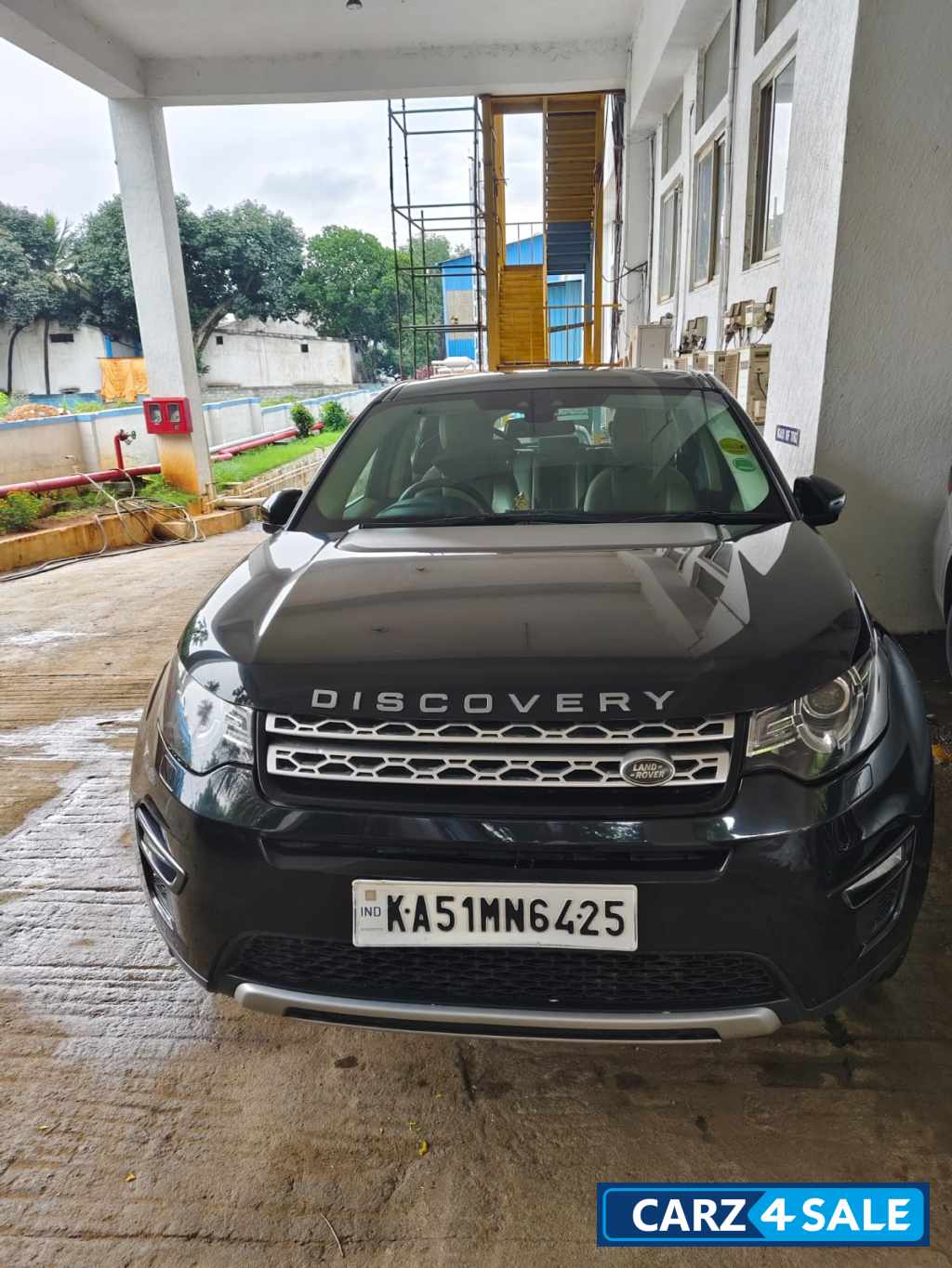 Black Land Rover Discovery Hse