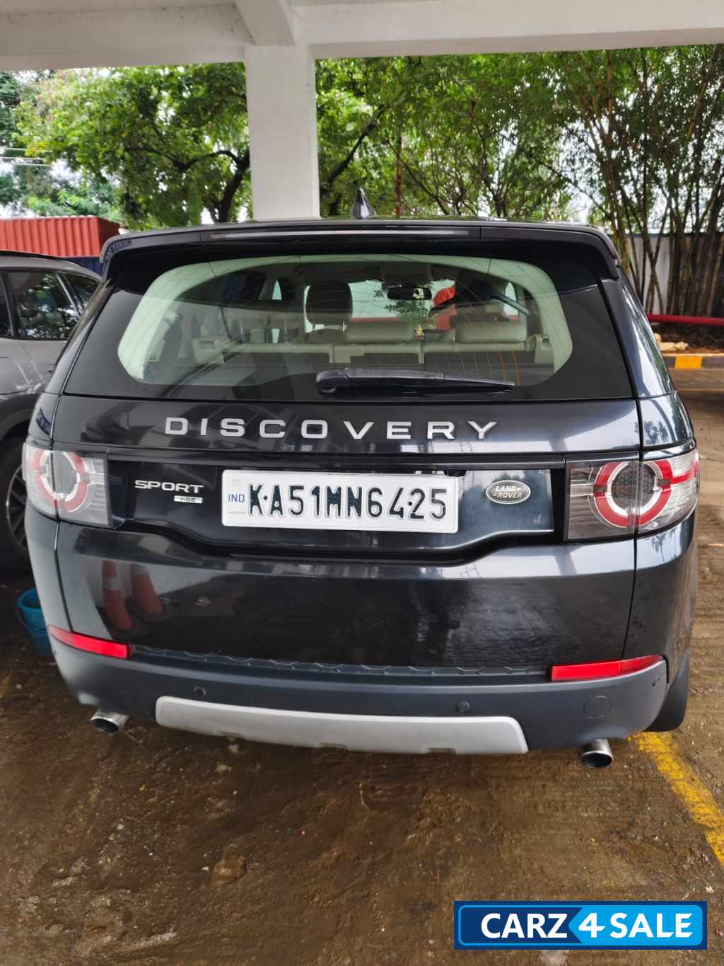 Black Land Rover Discovery Hse