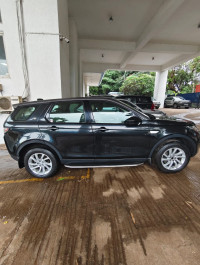 Black Land Rover Discovery Hse