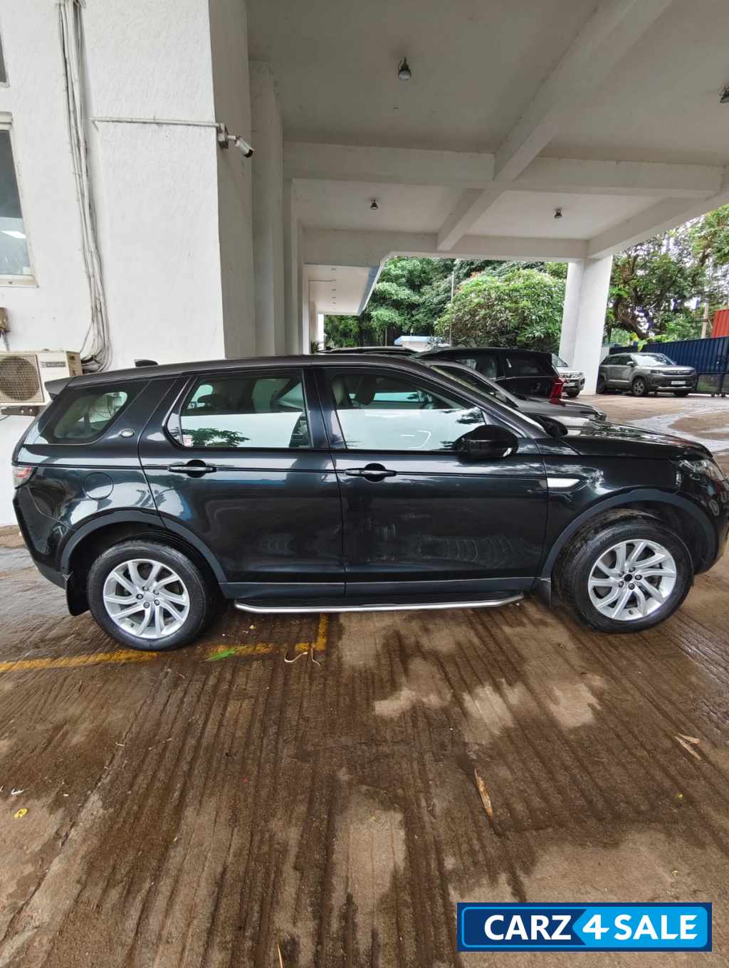 Black Land Rover Discovery Hse