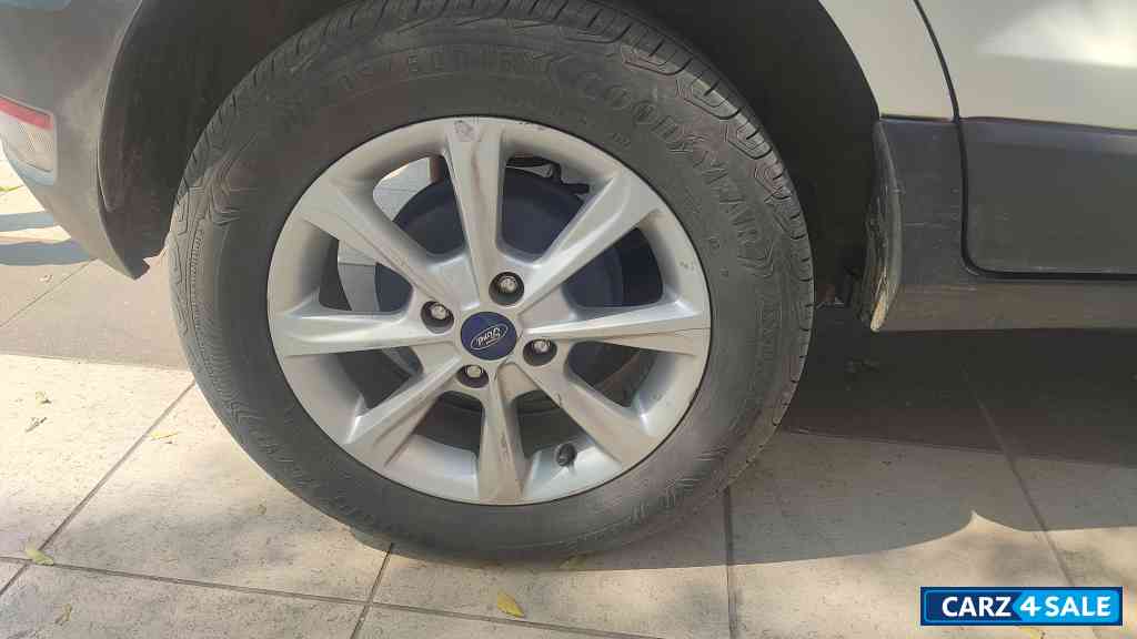 White Ford Ecosport Titanium TDCI