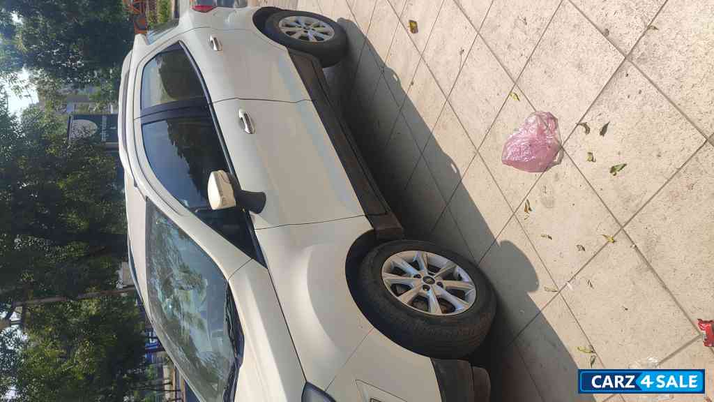 White Ford Ecosport Titanium TDCI