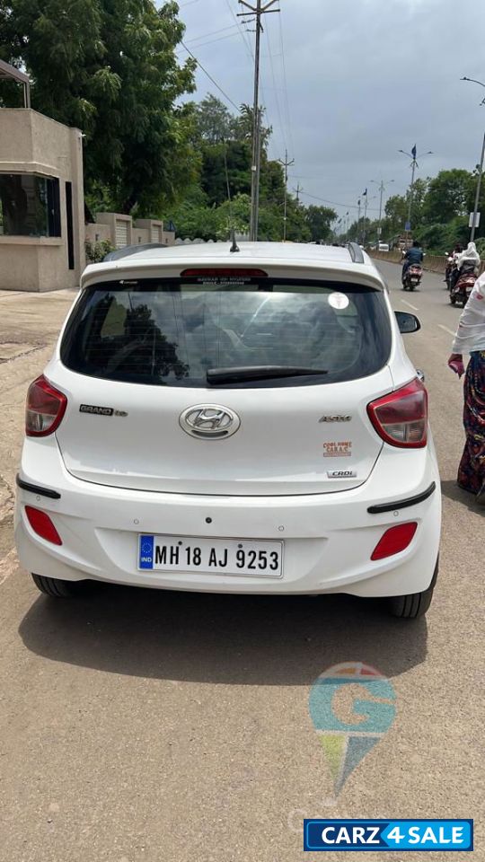 White Hyundai  Grand i10 asta (O)